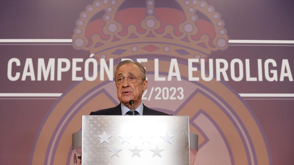 Florentino Pérez pronuncia su discurso en la Comunidad de Madrid donde se festeja la Euroliga de baloncesto lograda por el club blanco.