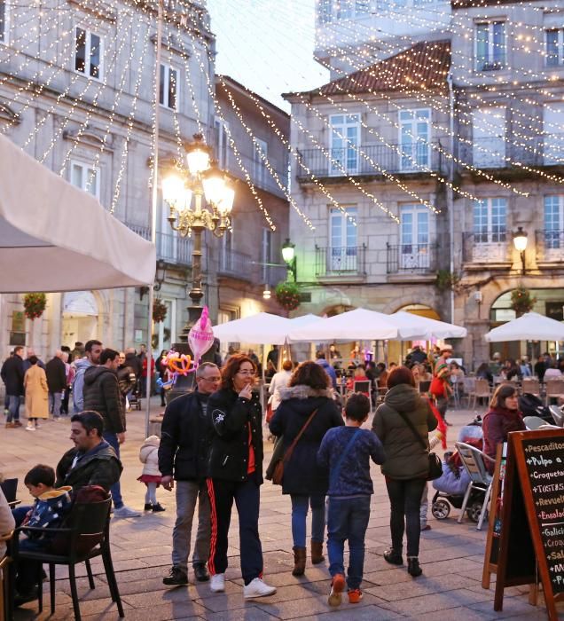 Las calles de Vigo, de nuevo atestadas de gente y de coches // Marta G. Brea