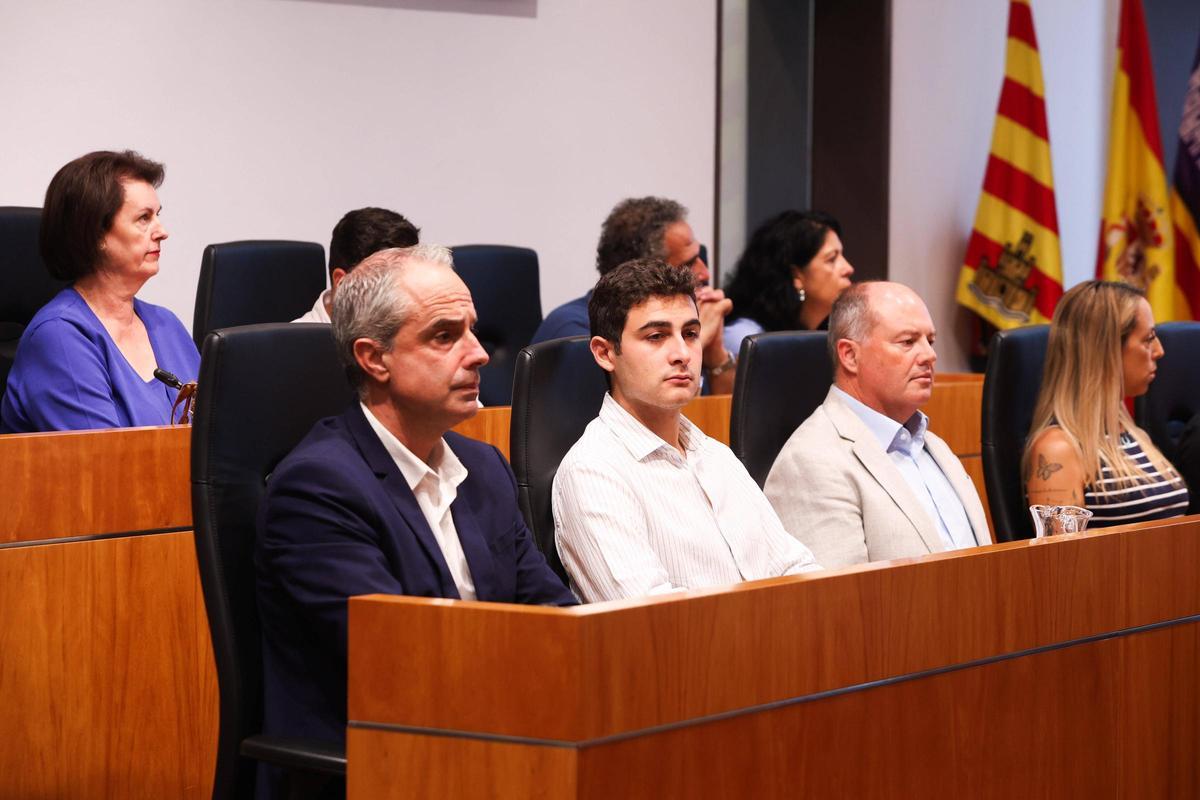 Concejales del equipo de gobierno municipal durante el pleno extraordinario de este sábado.