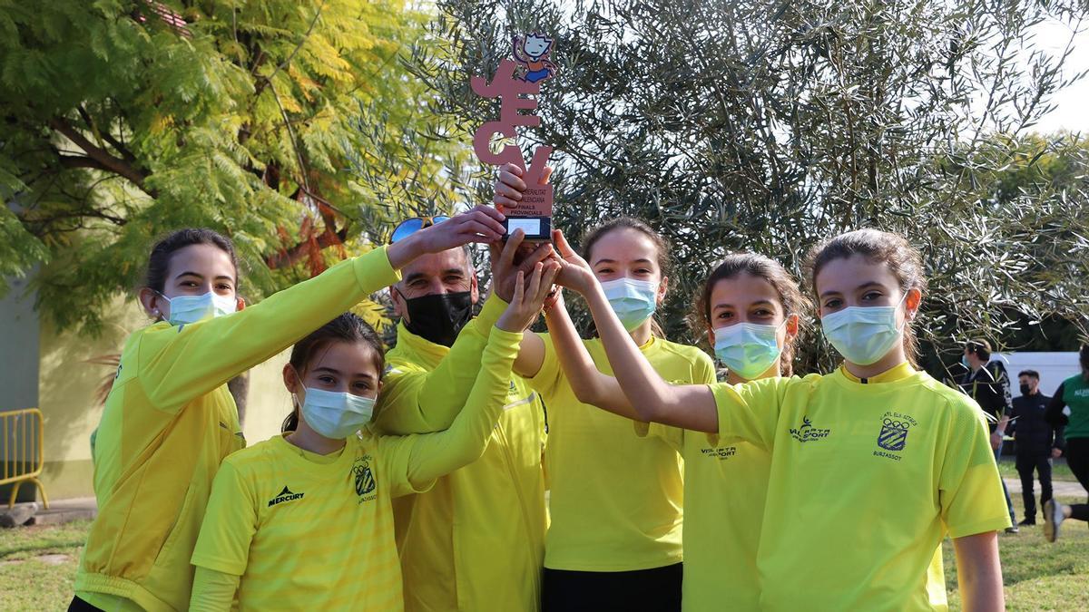 El equipo femenino sub-14 alzando el bronce.