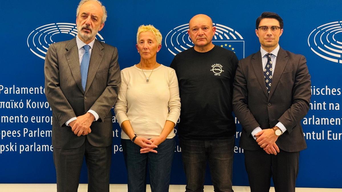 El eurodiputado del PP Francisco Millán Mon, los padres de Diego Bello y el abogado de la familia, Guillermo Mosquera.