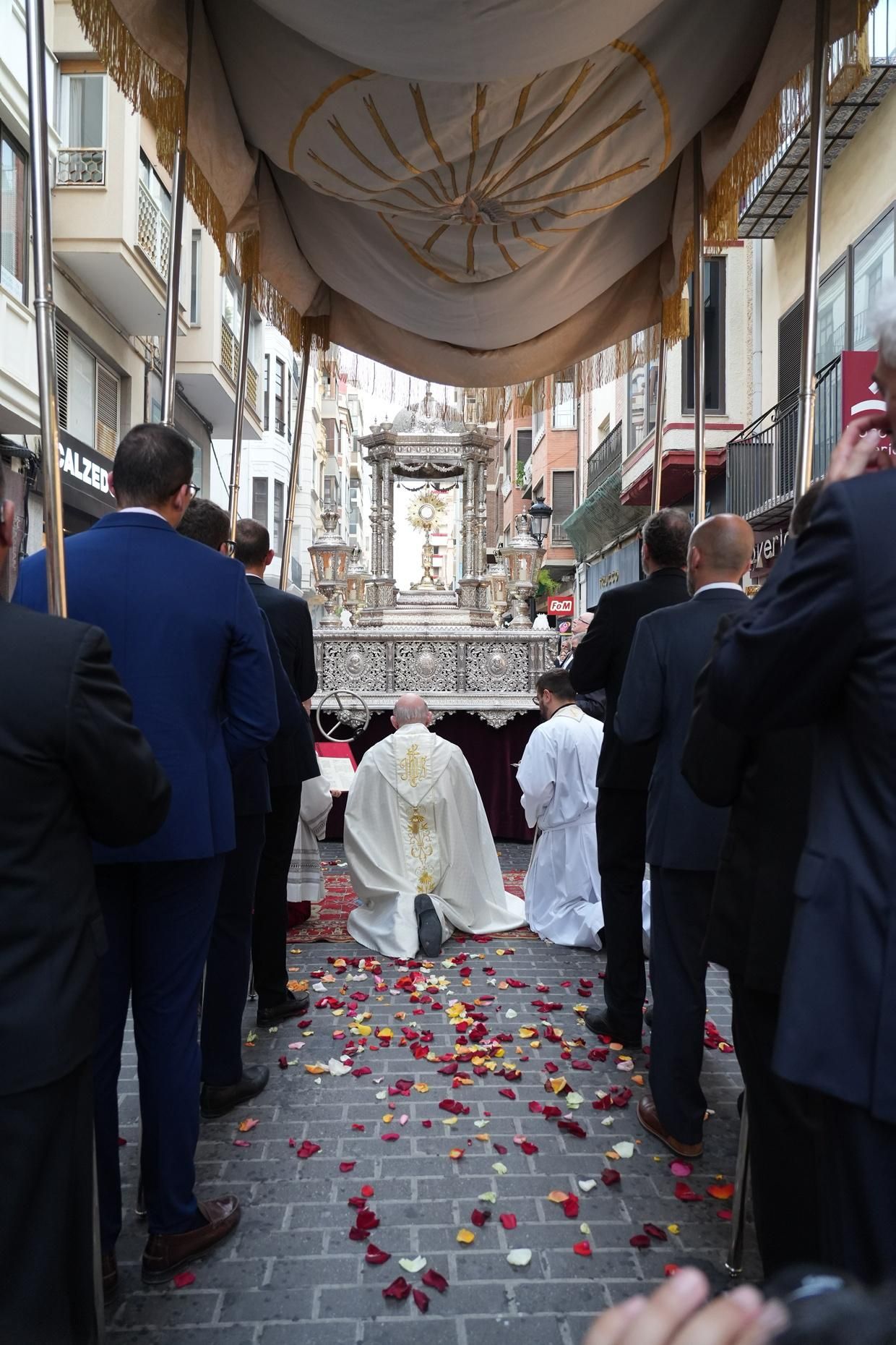 Castelló recibe con honores al Santísimo en la procesión del Corpus Christi