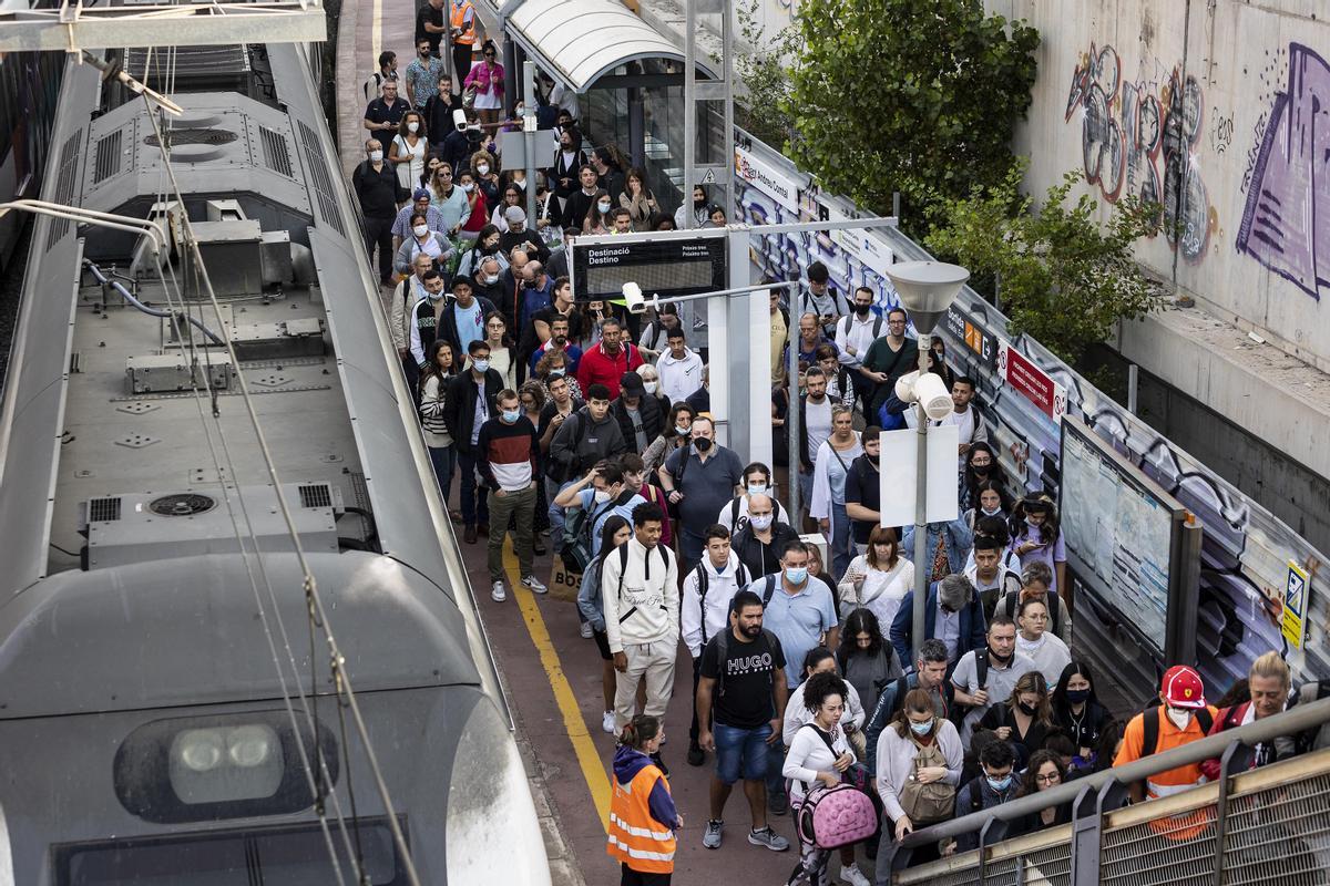 Aglomeraciones en el primer laborable del corte de la R-2 Nord y la R-11 de Rodalies en Sant Andreu