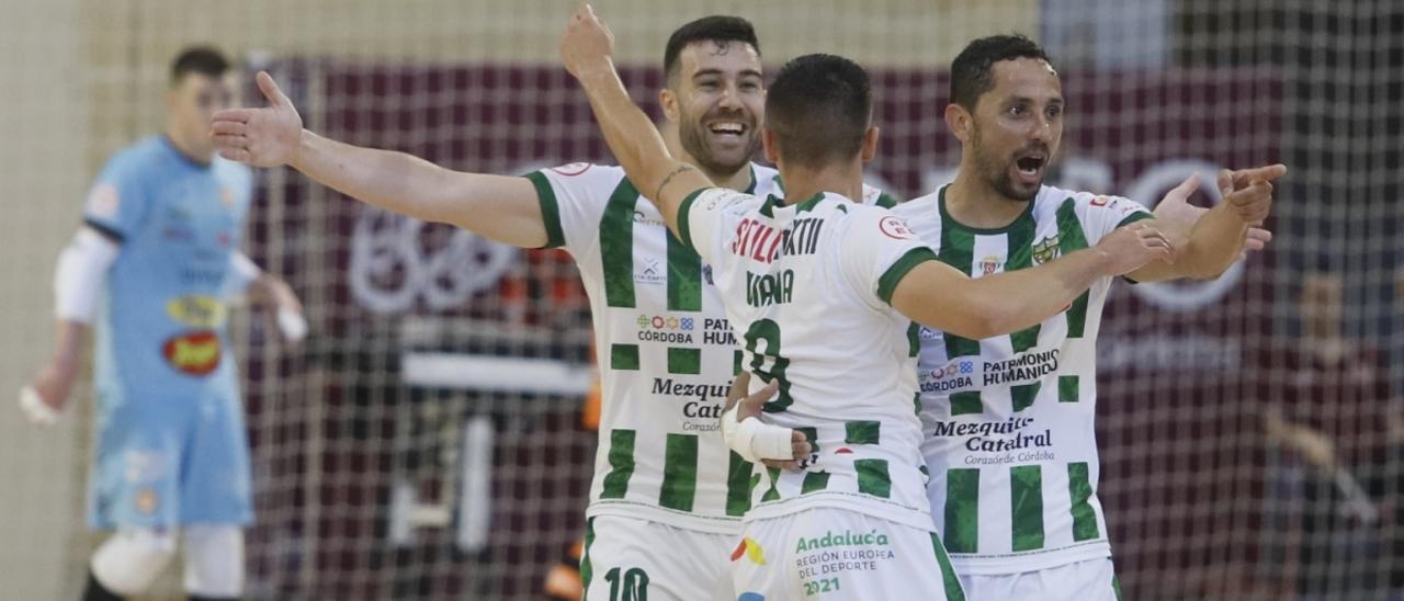 Varios jugadores del Córdoba Futsal se felicitan tras marcar un gol.