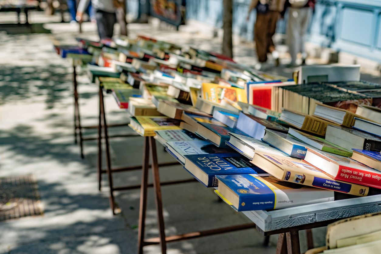 Imagen de libros en venta en la Cuesta de Moyano