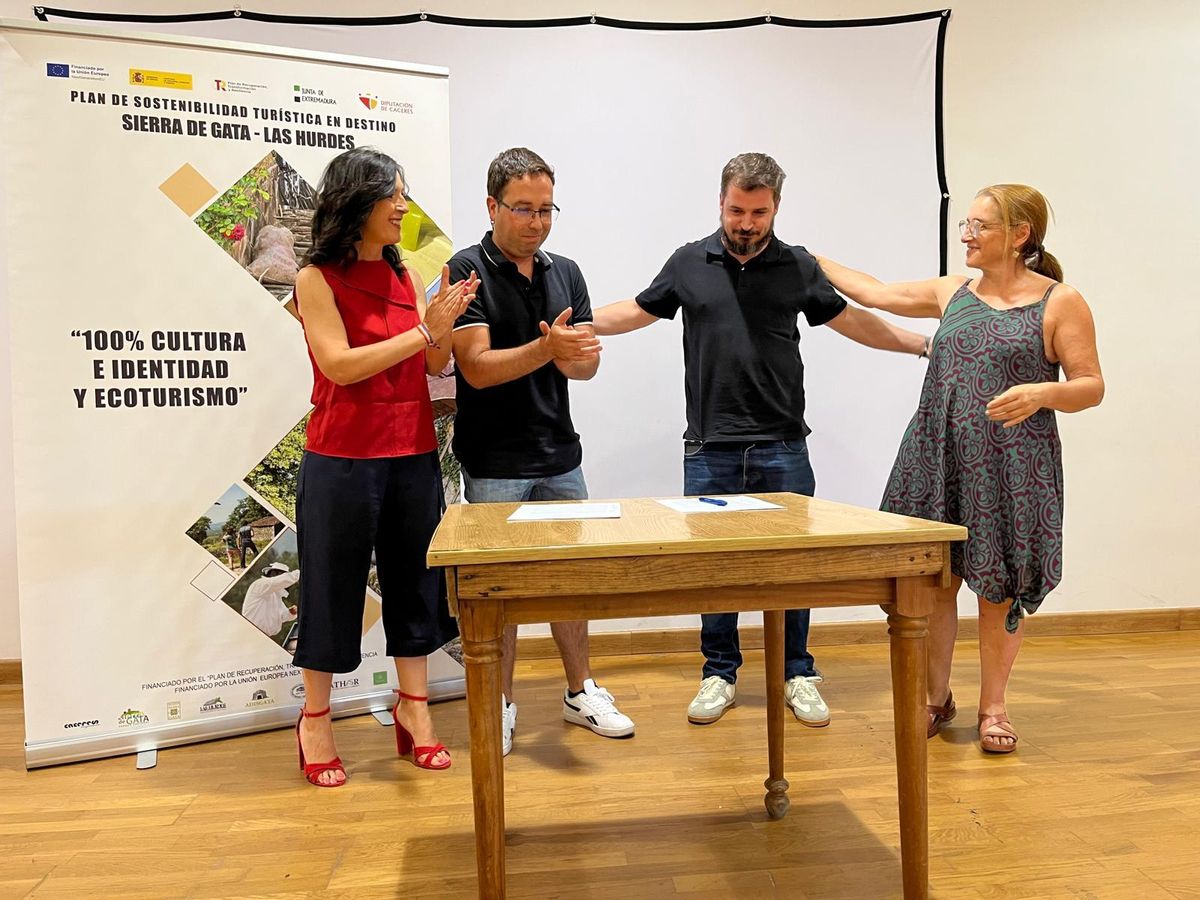 Acto de la de constitución de la Asociación para el Desarrollo Sostenible y Promoción Turística de Sierra de Gata-Las Hurdes.