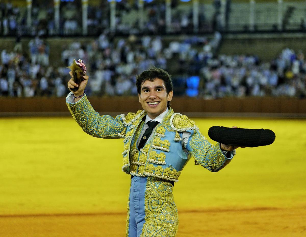 Cristóbal de Lara corta una oreja en la Maestranza.