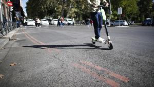 magen de archivo de un patinete eléctrico en circulación