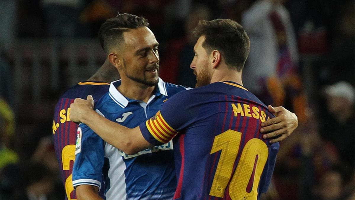 Sergio García y Leo Messi se saludan durante el último derbi Barça-Espanyol de la Liga 2017/18