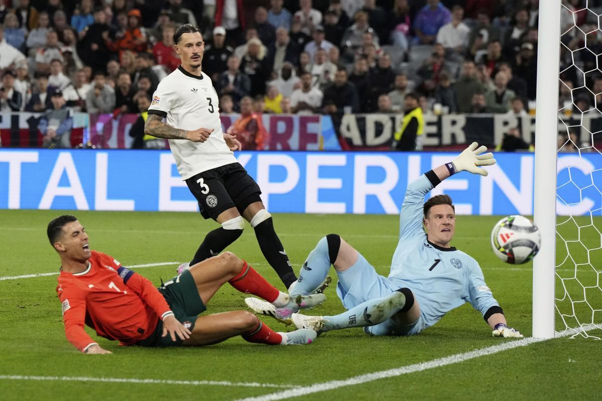 Cristiano Ronaldo y Marc-Andre ter Stegen, durante el partido.