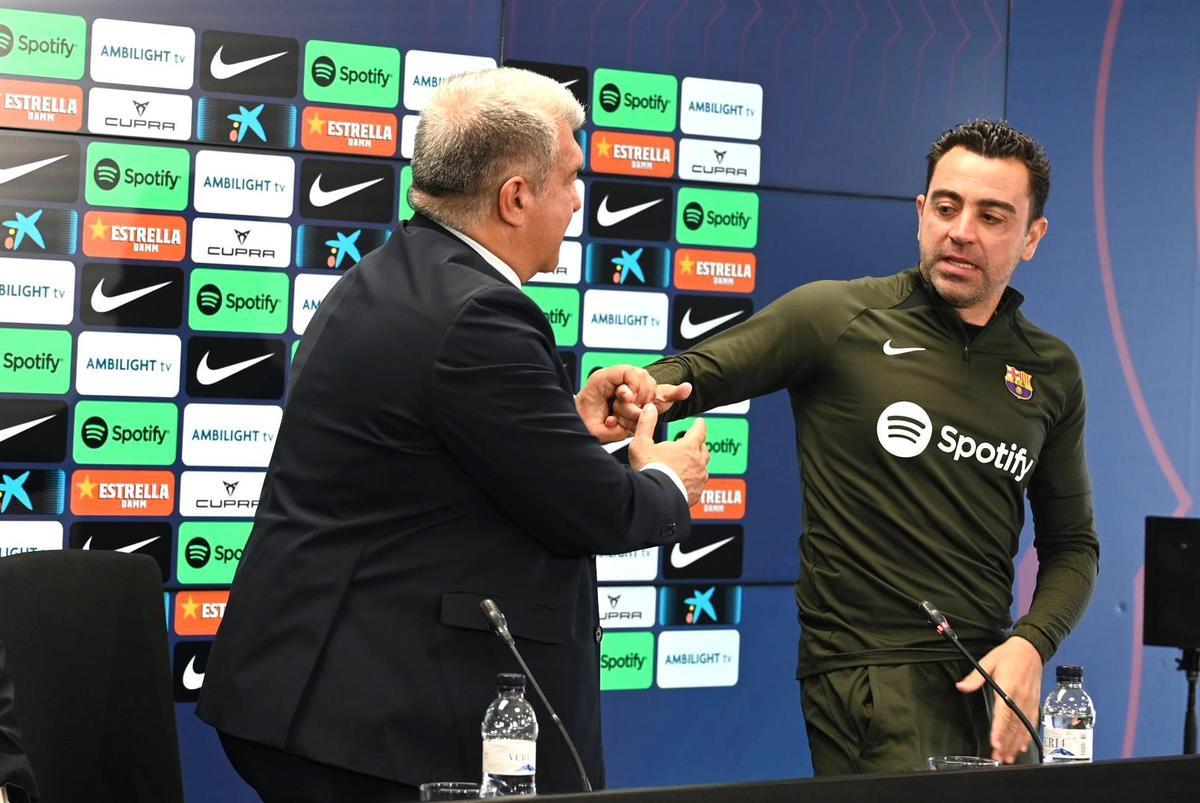 Laporta se despide de Xavi tras concluir la rueda de prensa en la que se anunció la continuidad del técnico.