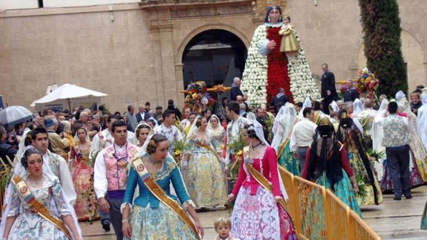 El sirimiri da brío a la ofrenda y a la «cremà» en Dénia