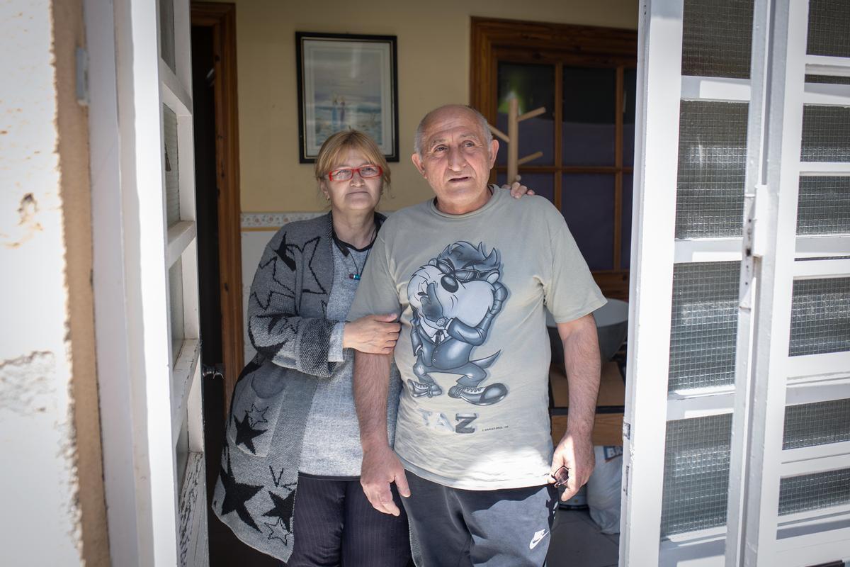 León y Maia Vephkhpvia, en la puerta de la vivienda social donde llevan viviendo siete años.