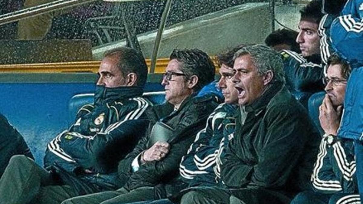 Mourinho da instrucciones desde el banquillo del Camp Nou, que no abandonó durante el clásico.