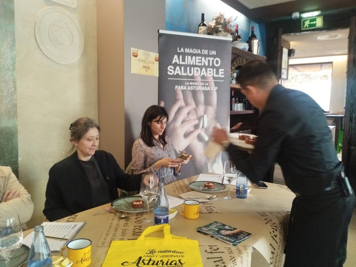 La cata a ciegas para elegir la mejor Faba Asturiana IGP en Grado, en imágenes