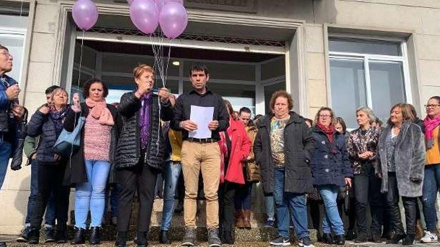 Lectura del manifiesto ante el Concello de Vilaboa. // FDV