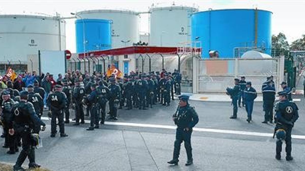 Gendarmes y manifestantes, cara a cara en el depósito petrolero de Total cerca de Toulouse, ayer.