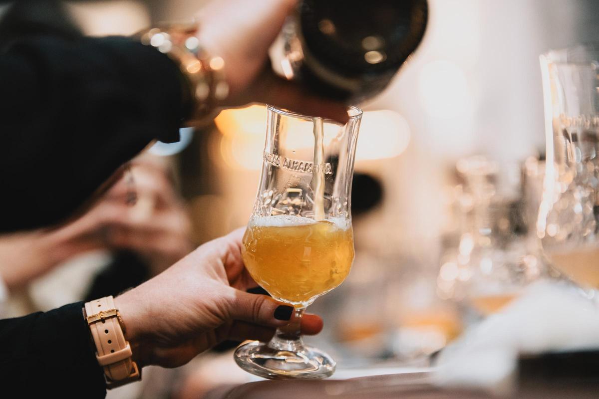 Cervezas Alhambra invita a detenerse en cada elaboración y a disfrutarla sin prisa.