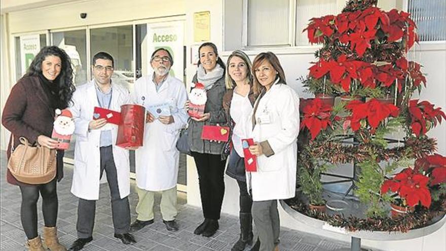 Entregan en Reina Sofía más de un centenar de cartas solidarias a niños