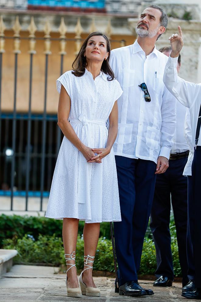 Letizia Ortiz on vestido blanco de Adolfo Domínguez