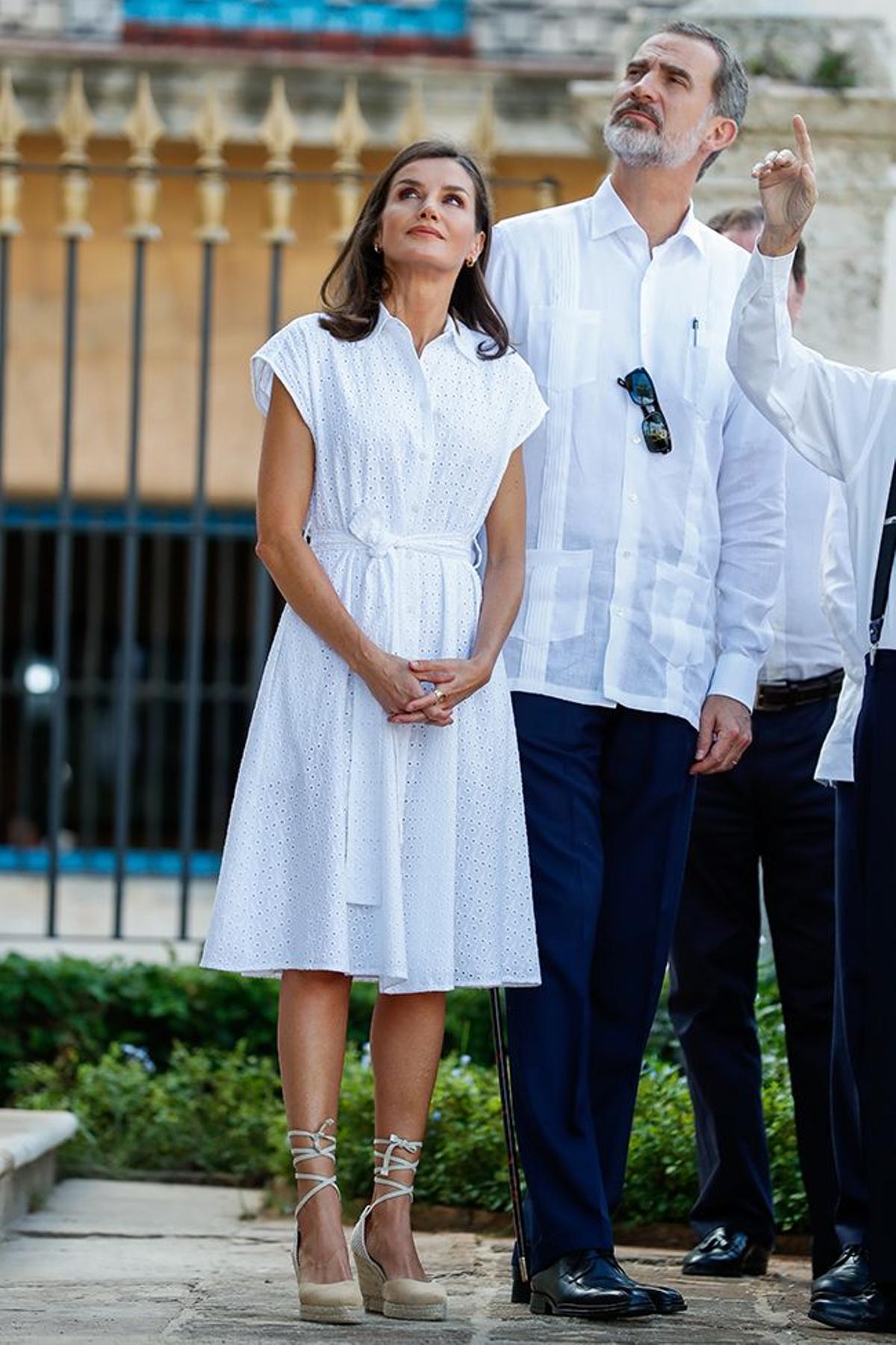 Letizia Ortiz on vestido blanco de Adolfo Domínguez