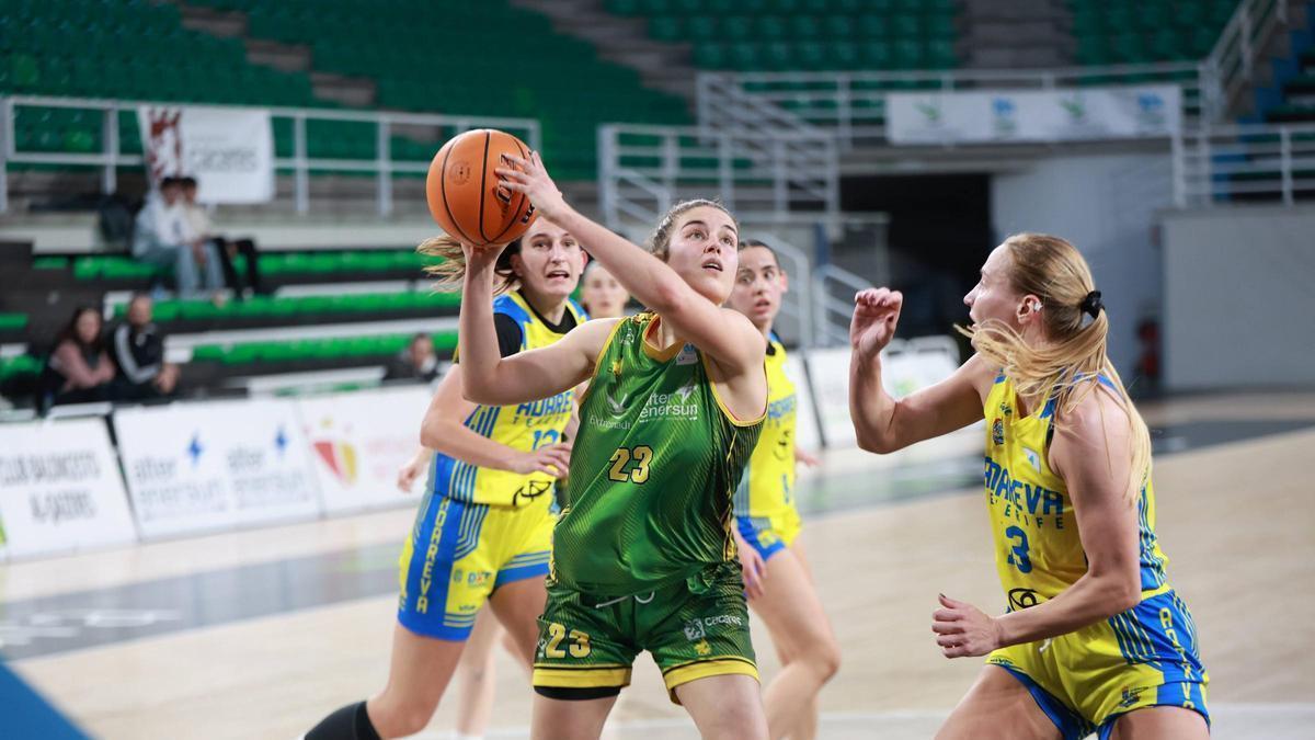Nerea Liste, rodeada de jugadoras rivales.
