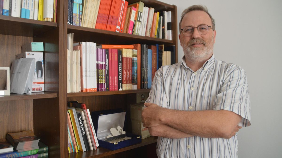 Eduard Cebrià a l’oficina d’Òmnium Cultural ubicada a l’Ateneu de Figueres