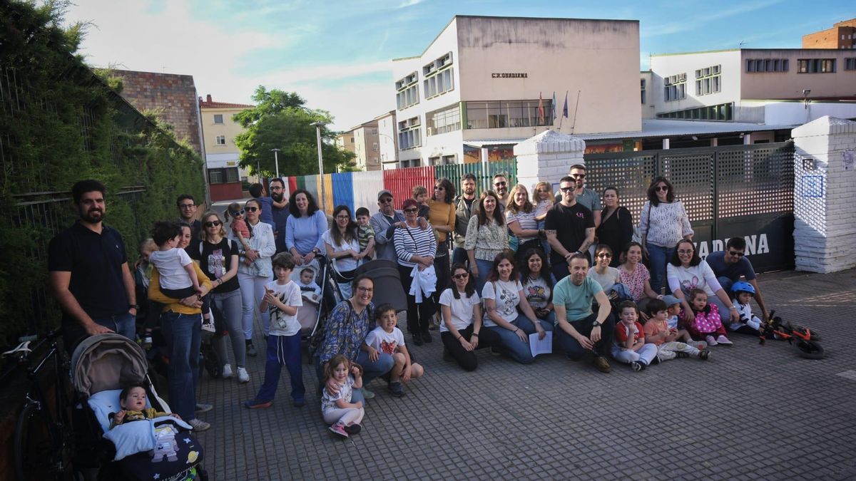 Una treintena de padres, ayer, a las puertas del colegio Guadiana.