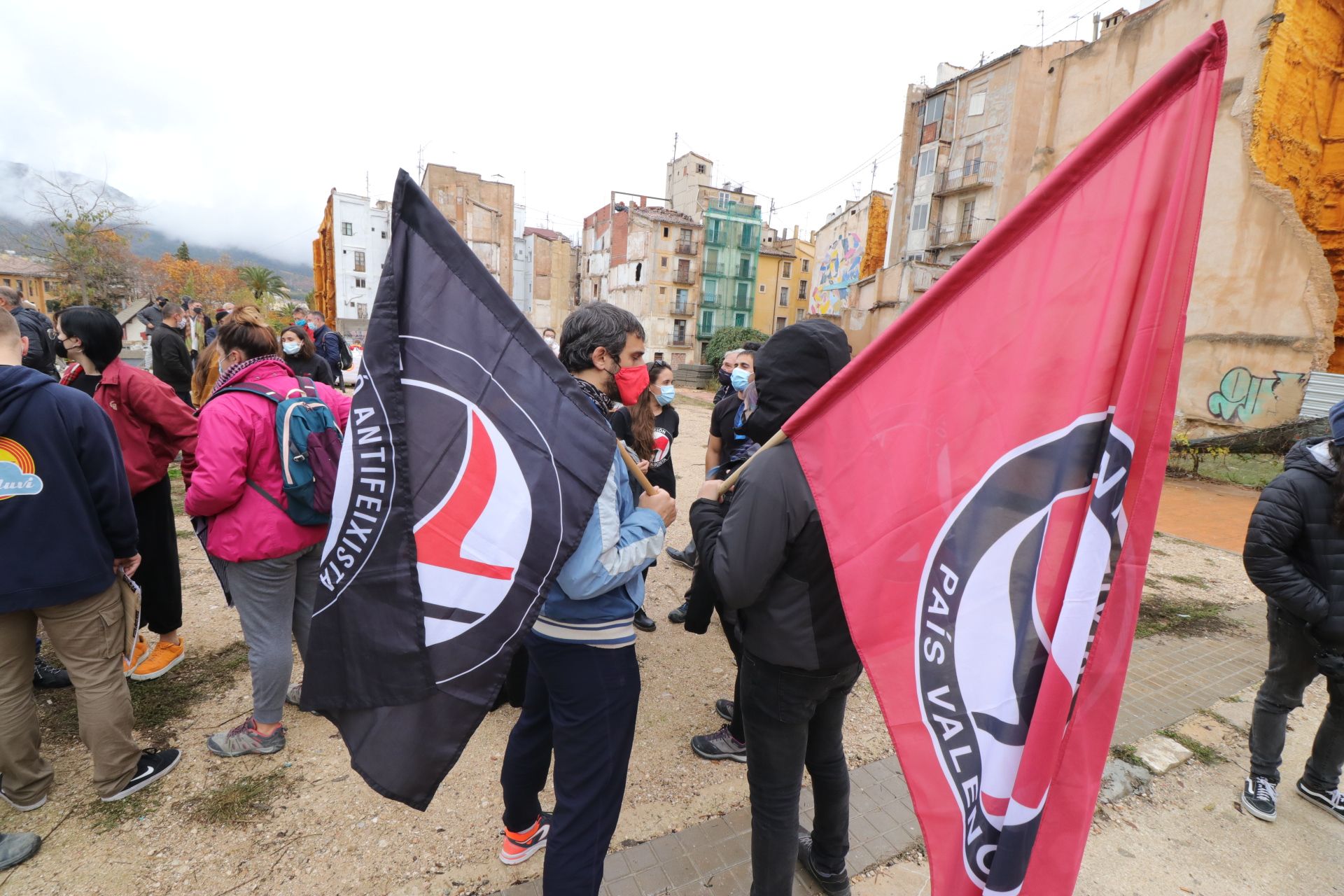 Varios centenares de personas se manifiestan por el centro social Cals Flares de Alcoy