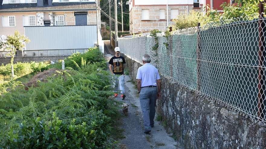 El Camiño do Castañal, en Chapela, cuyos residentes llevan años esperando por la ampliación del vial. // FdV