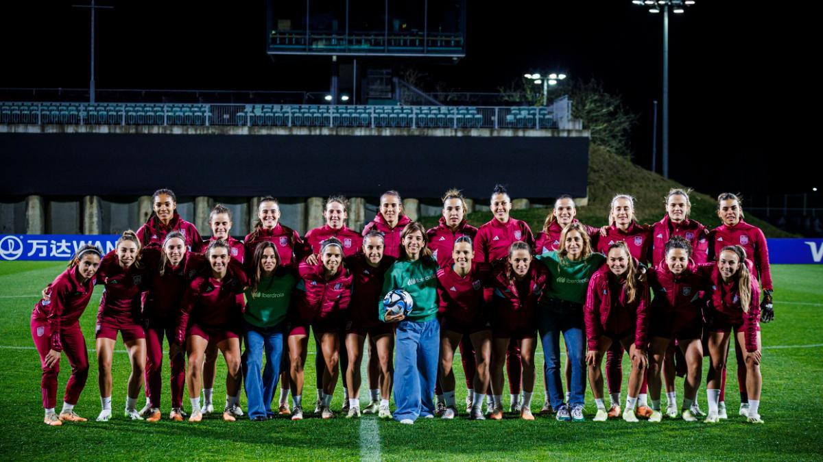 Las Embajadoras de Iberdrola visitan en Nueva Zelanda a la selección española de fútbol femenino