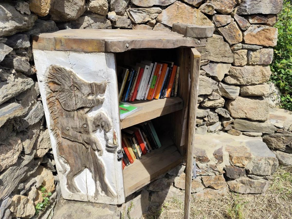 La biblioteca creada per l'escultor Jaume Giró on es guarden els llibres de narrativa per a adults decorada amb motius d'animals presents a l'entorn.