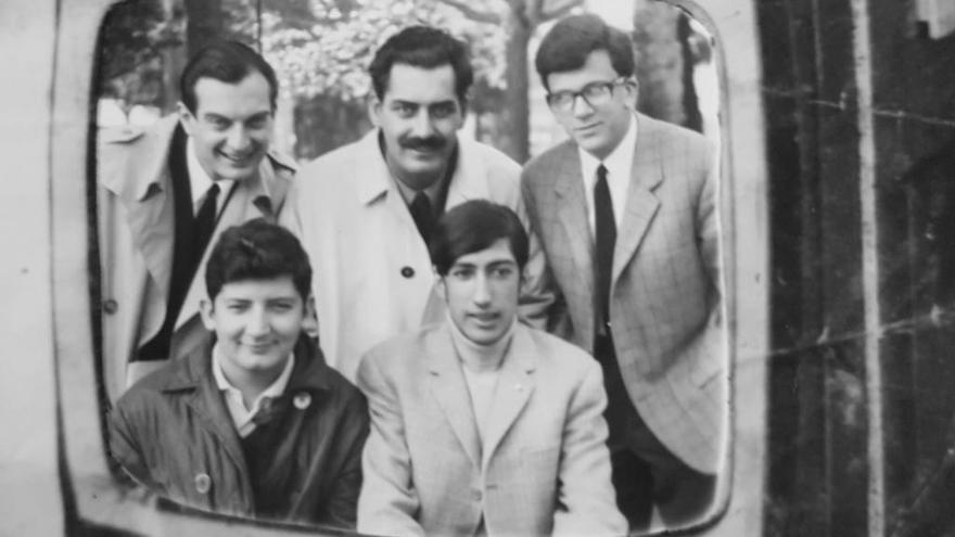 Xavier González del Valle, Manuel María, Benedicto García Villar, Xerardo Moscoso y Vicente Araguas, en una imagen tomada en Santiago en mayo de 1968 que ilustra la portada del sexto número de Olga.