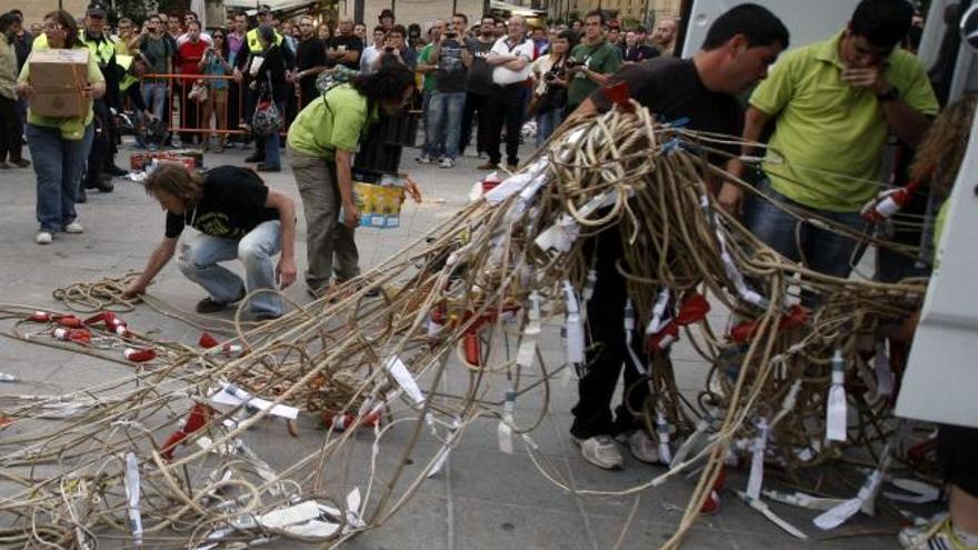 Los operarios de la pirotecnia y la policía local recogieron la mascletà ante la invasión del recinto por los manifestantes del 15M.