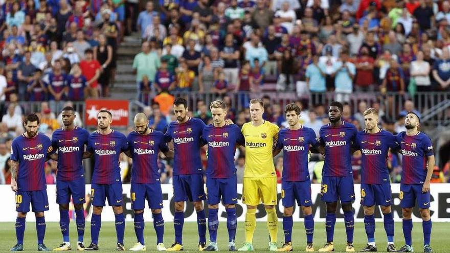 Los jugadores del Barcelona, durante el minuto de silencio. // Andreu Dalmau