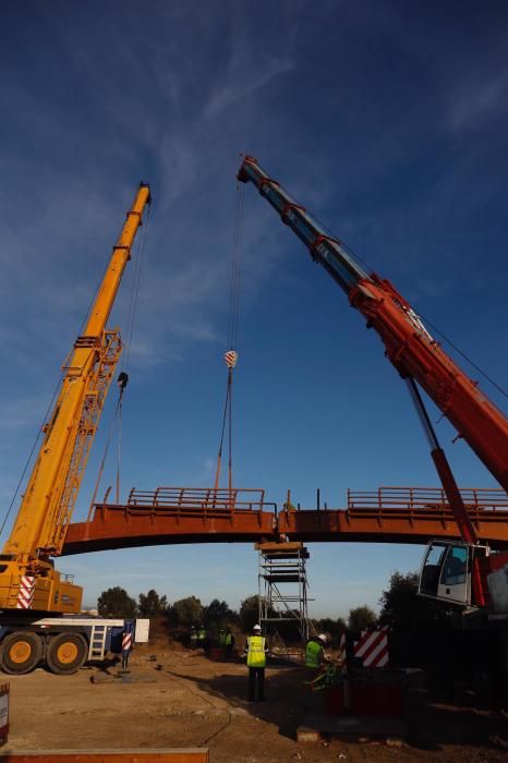 Comienzan a instalar la nueva pasarela de madera del Guadalhorce