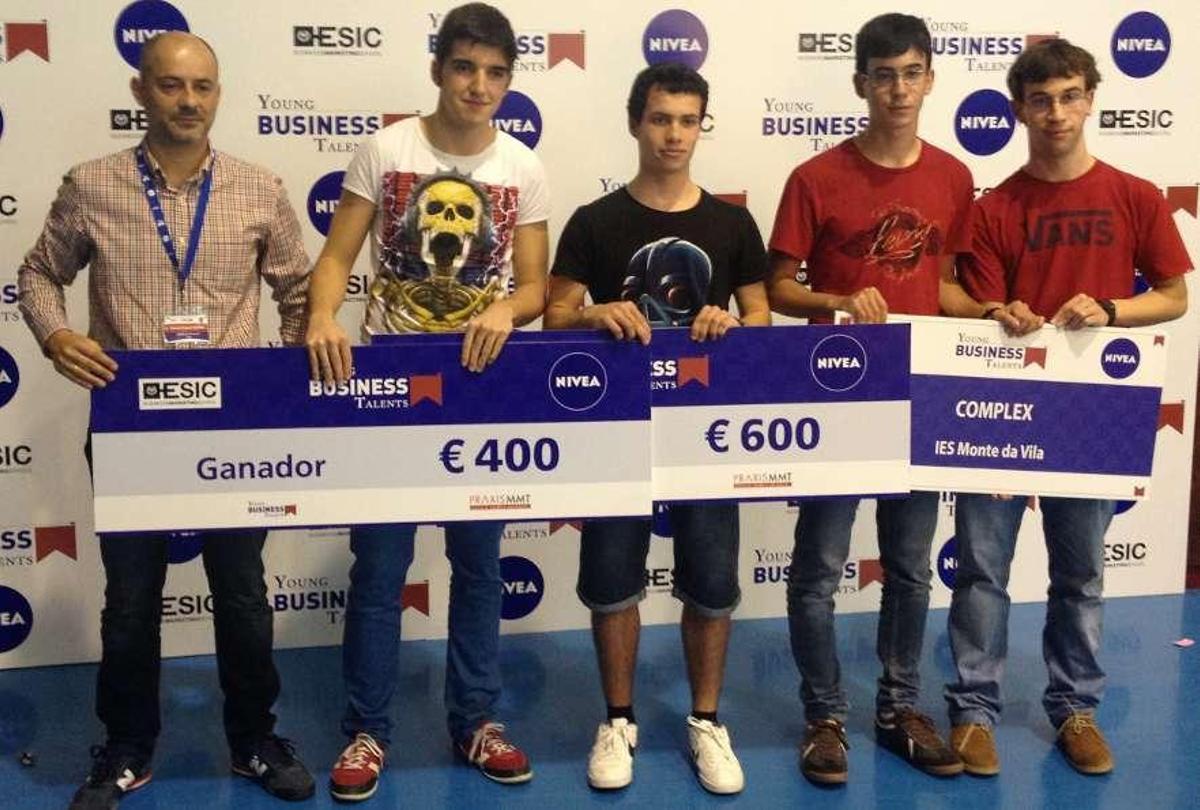 El equipo Complex, de O Grove, con su profesor, José Vázquez. // FdV