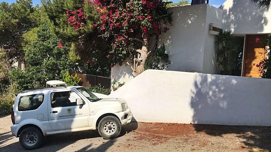 Un coche del departamento de Obras frente a la casa.