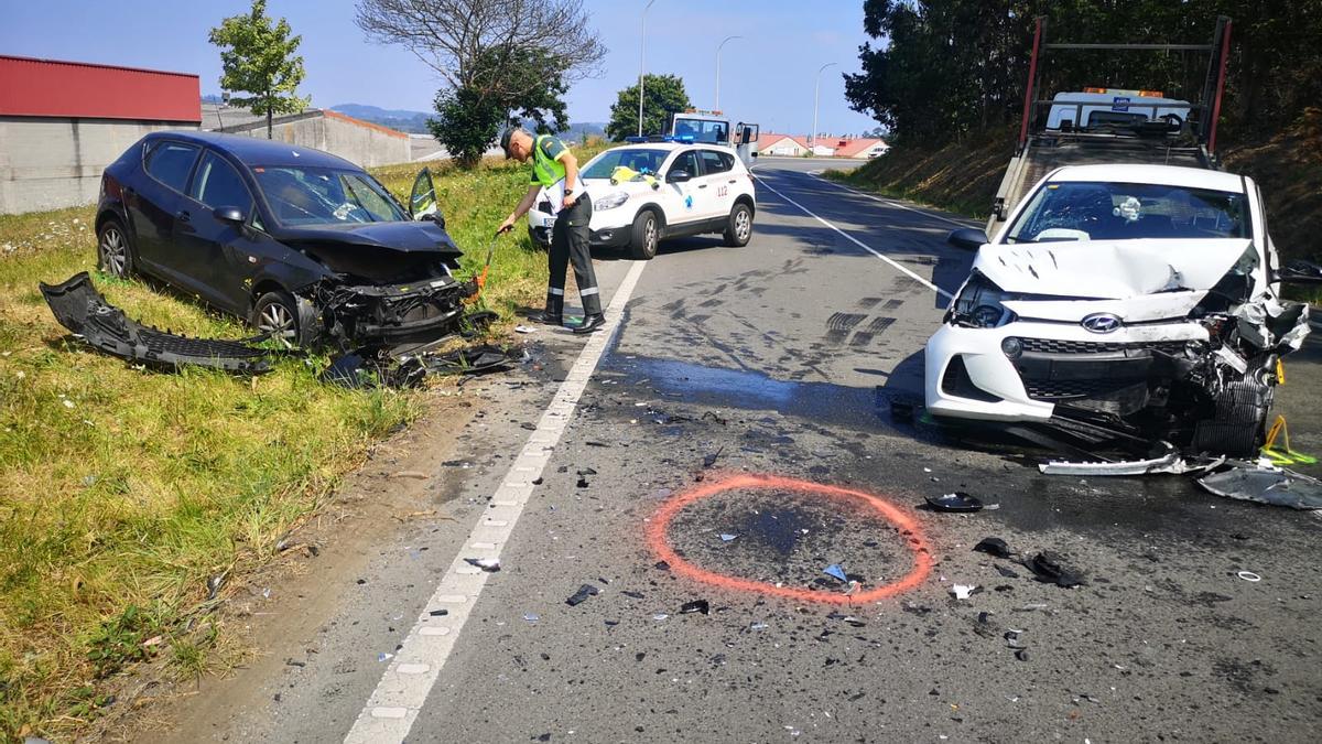 Estado en el que quedaron los dos vehículos que chocaron en la AC-164 a su paso por Bergondo