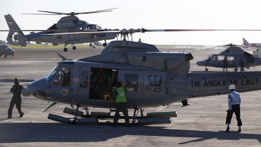 Helicòpters militars aterren després de participar en l&#039;operació de cerca del submarí