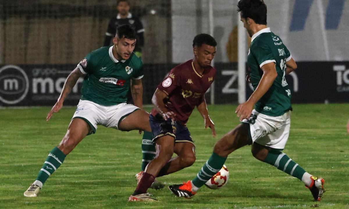 Dalisson, autor del gol del Pontevedra, rodeado de jugadores del Coruxo, ayer en el campo de O Vao. |  José Lores
