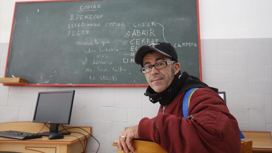 Malviviendo en una nave sin luz y agua tras un accidente laboral