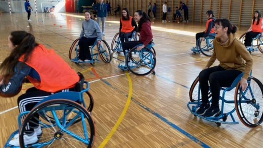Deporte adaptado en el instituto de El Entrego | LNE