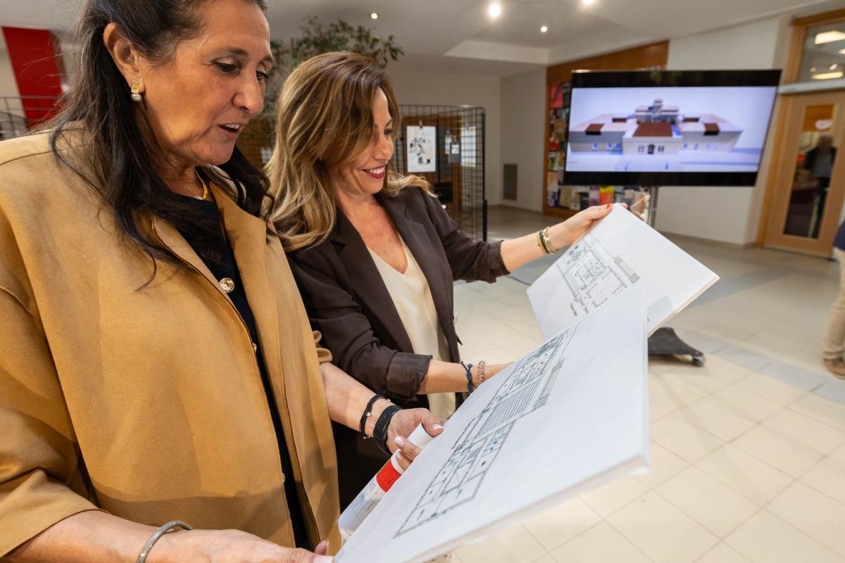 La concejala delegada del Mayor, Paloma Espinosa, con Natalia Chueca, este viernes.