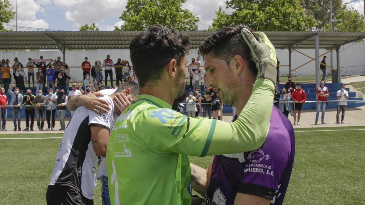 Los porteros Miguel y Rosiña, de los mejores del partido, se abrazan al final.