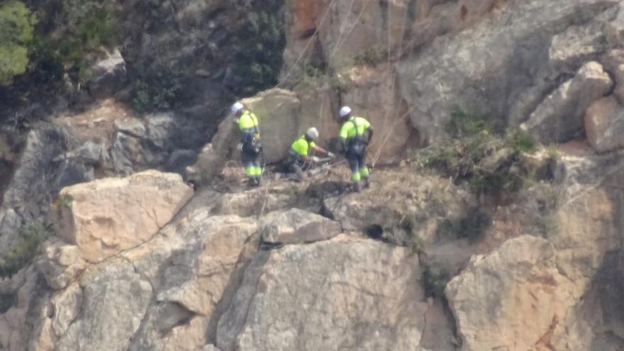 'Avalancha' de rocas por una montaña que obliga a cortar una carretera de Castellón