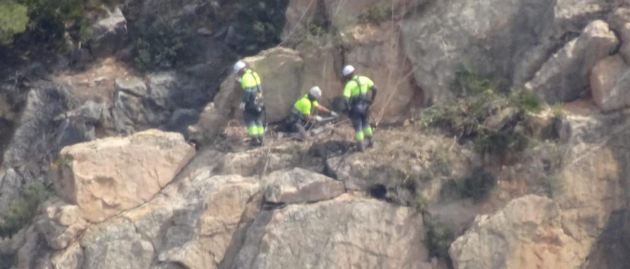 Vídeo: retirada controlada de rocas en la carretera entre la Vall y Alfondeguilla