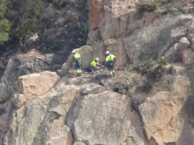 Vídeo: retirada controlada de rocas en la carretera entre la Vall y Alfondeguilla