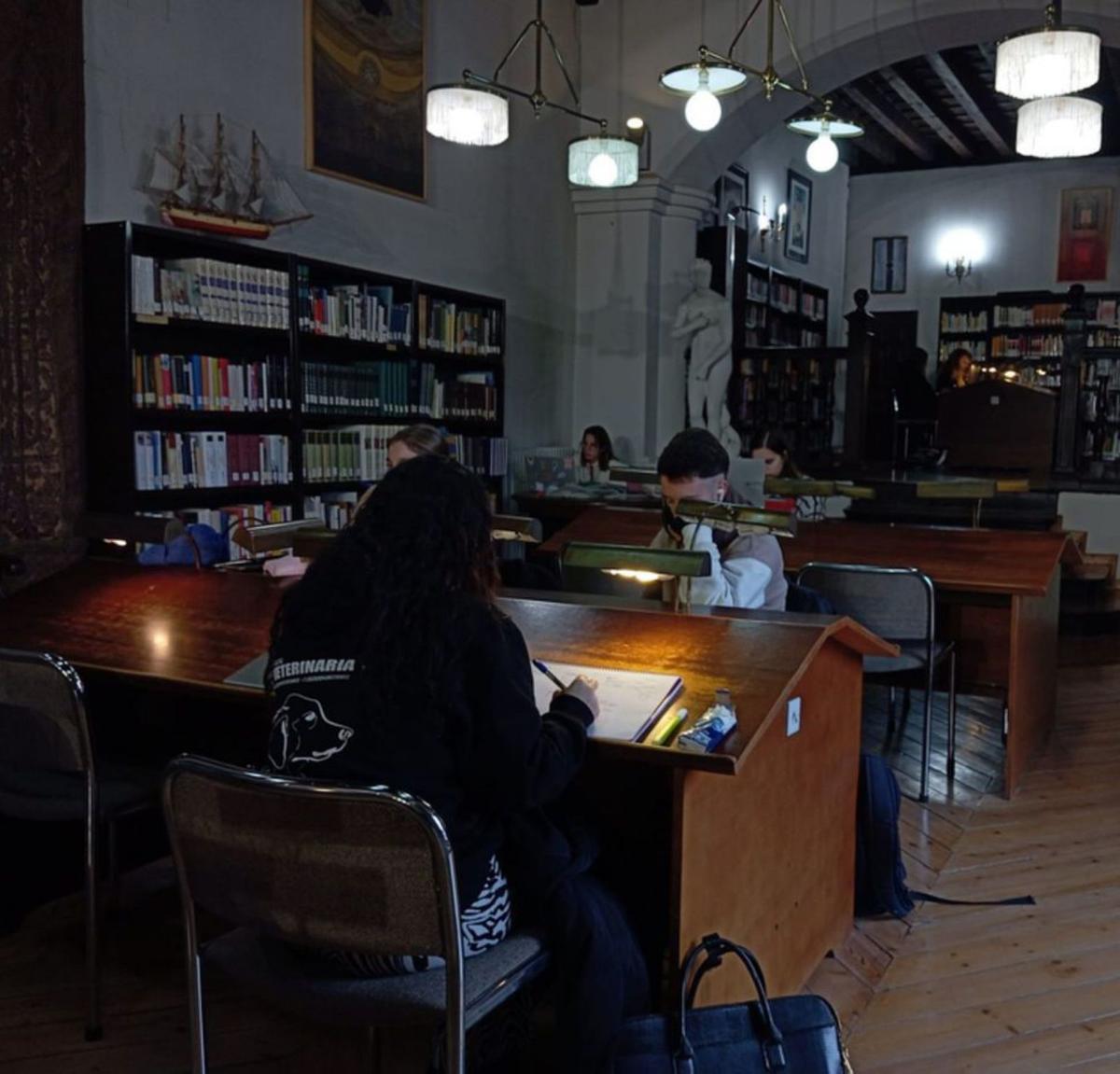 Jóvenes en la sala de estudio de la biblioteca de Toro. | I.A.