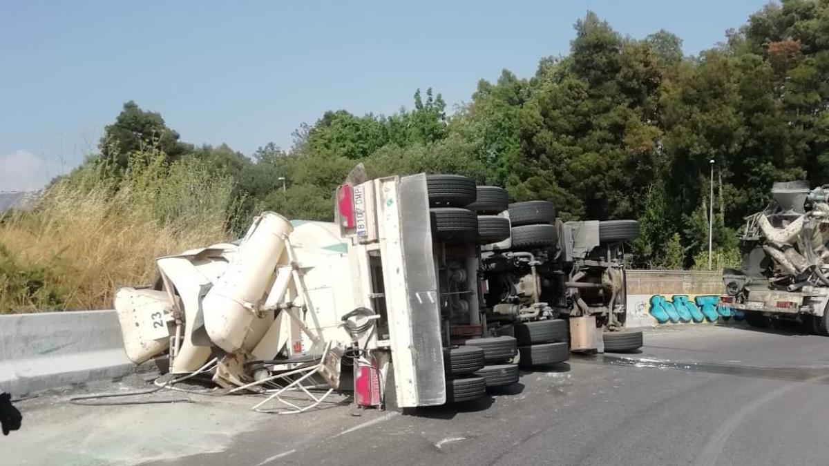 Camión volcado en el enlace de la autovía A-52 con la A-55
